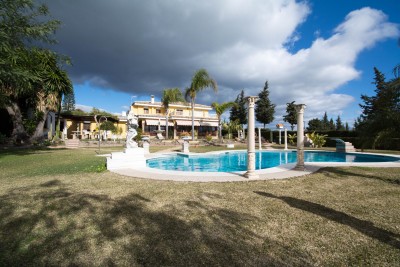 Luxury 5 bedroom villa with sea views and a 2 bedroom guest house in Estepona