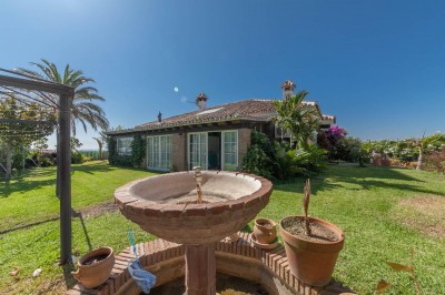 4 bedroom 3 bathroom villa plus guest house with coastal and country views in El Hornillo, Mijas Costa.