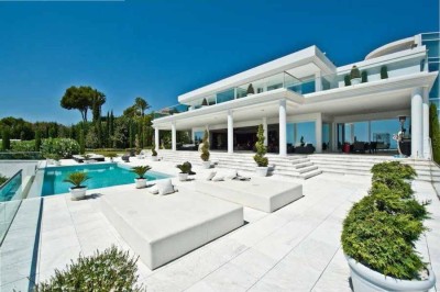 Luxury Marbella villa available for weekly rent with stunning views to the sea.