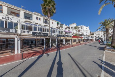 Large freehold restaurant for sale in La Duquesa Port on the costa del Sol