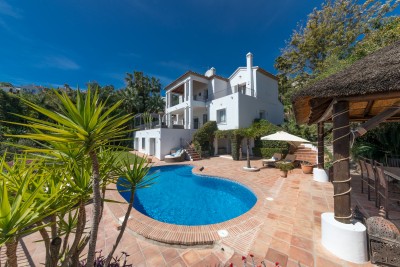 Immaculate family villa with amazing coastal and golf views. 4 en suite bedrooms plus 2 bedroom guest suite.