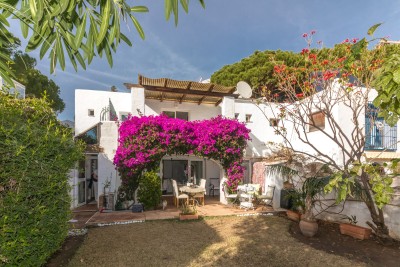 Stadthaus mit 2 Schlafzimmern und 2 Bädern und privatem Garten in Sierra Blanca, Marbella