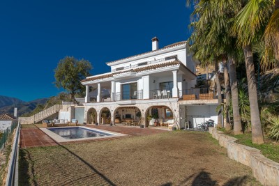 Uitzonderlijke villa met 5 slaapkamers en adembenemend uitzicht op de kust in de Sierra Blanca Country Club