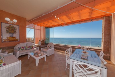Great opportunity to rent in high season in Cabopino, first line of the beach, six beds, six baths
