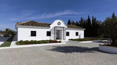 Fully renovated Cortijo style villa located North of La Cancelada, between Marbella and Estepona.
