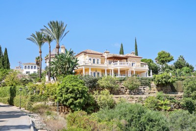 El Paraiso - Weelderige luxe villa met 4 familiekamers met eigen badkamer en uitzicht op de kust