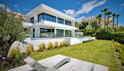 Recently built luxury 5 bedroom villa on the front line of the golf at La Alqueria, Benahavis
