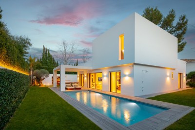 Amazing high quality contemporary 4 bedroom villa for sale at Guadalmina, Marbella