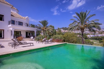 Contemporary style villa with 6 bedrooms for sale in Los Arqueros Benahavis.