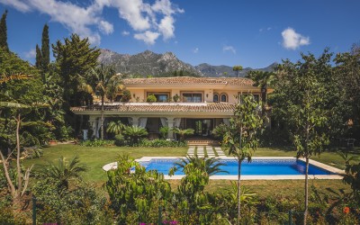 Traditional 4 bedroom family villa in a large plot close to Marbella Town
