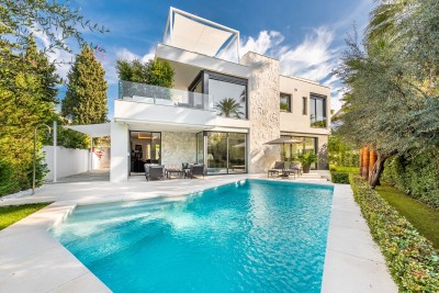 Luxury 5 bedroom beachside villa at Casablanca on Marbella’s Golden Mile