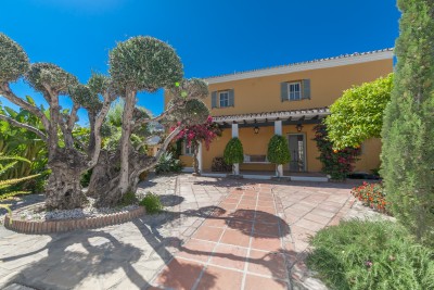 Individual villa within walking distance to shops and beach at Bel-Air, between Marbella and Estepona