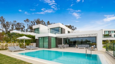 Contemporary style, recently built (2020) villla with up  to 6 bedrooms and 3.5 bathrooms with easy access to the beaches at Calahonda