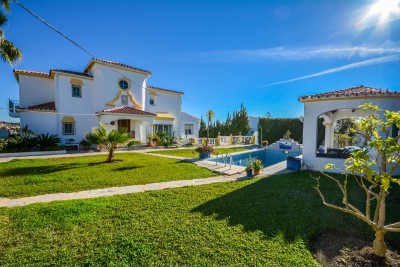 Villa en venta en Estepona, Málaga, España