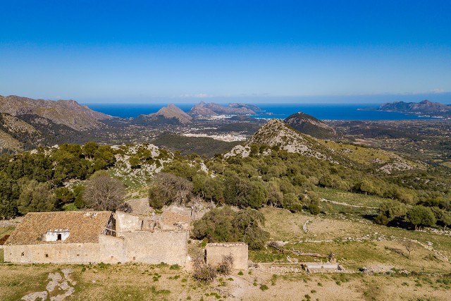 Traditional Mallorcan finca in need of reform near Pollensa
