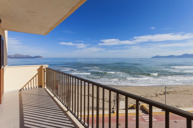 ALC1LF91261 Bright apartment with a lot of potential and magnificent views over the bay