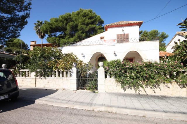 Villa close to the beach for sale in Cala San Vicente, Pollensa