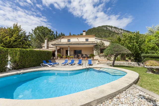 POL5876ETVRM Country property with holiday license and plenty of charm in a beautiful valley near Pollensa town