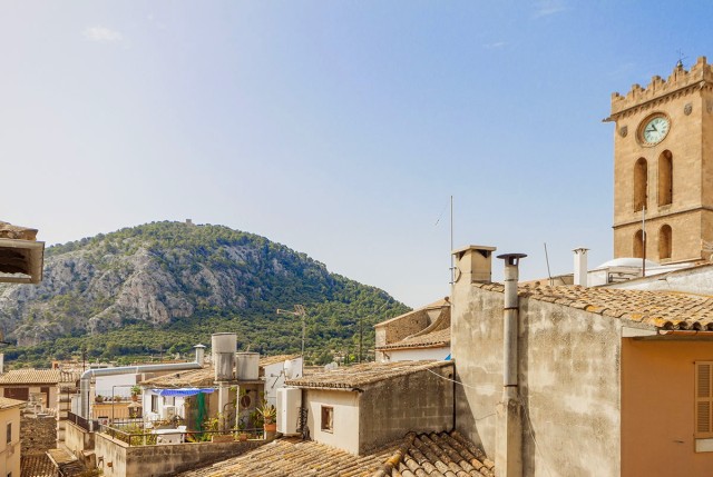 Unique town house with commercial premises for sale in the best street in Pollensa