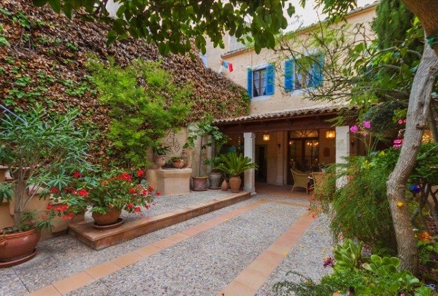 SAM20007POL2 Magnificent town house for sale with stunning courtyard in Santa Margalida