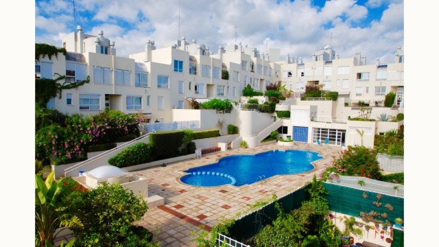 Duplex for sale in residential community with pool in the center of Palma