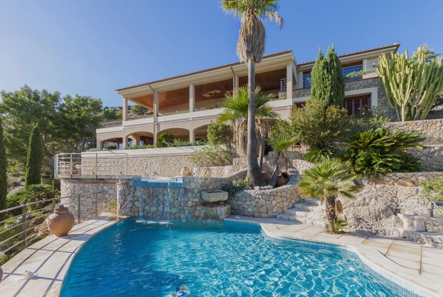 Villa in elevated location with panoramic views over the bay and the whole Puerto Pollensa area