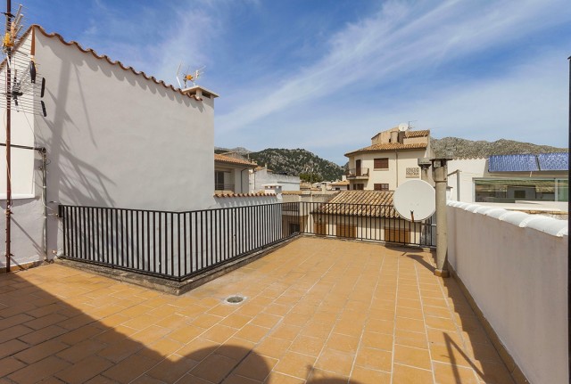 POL11418 Great opportunity to purchase five bedroom duplex in the centre of Pollensa