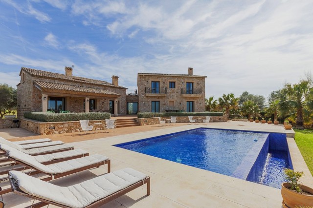 Fantastic rustic villa with a luxurious interior design to meet the highest of expectations