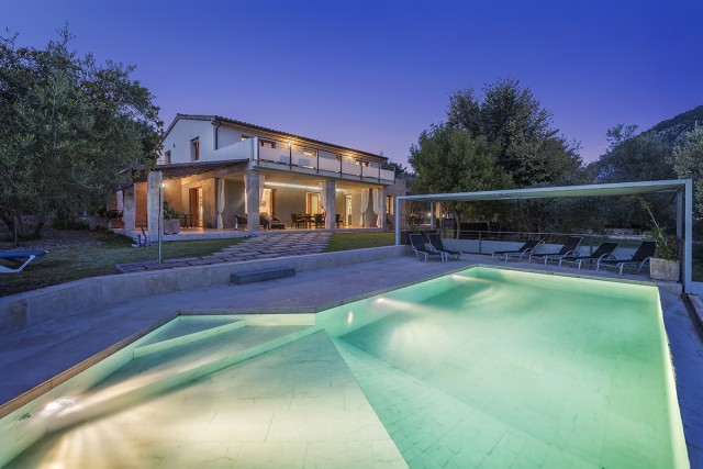 POL5803 An impressive Mediterranean property with lovely mature gardens and a private pool in Pollensa