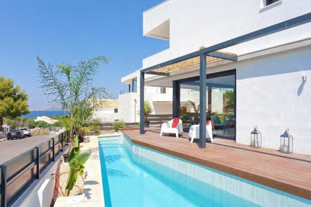 Villa with sea views, recently constructed in a sought-after residential area near Alcúdia