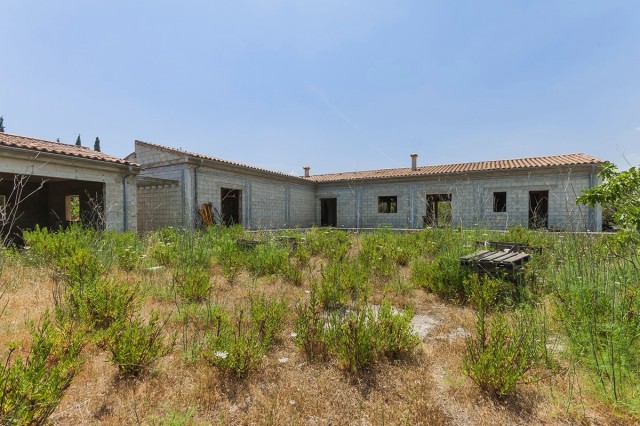 A unique opportunity to complete this unfinished project, in an ideal countryside location with beautiful views
