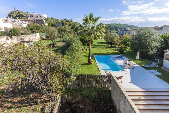 Interesting reform project: House with adjacent plot in a central street in Pollensa town