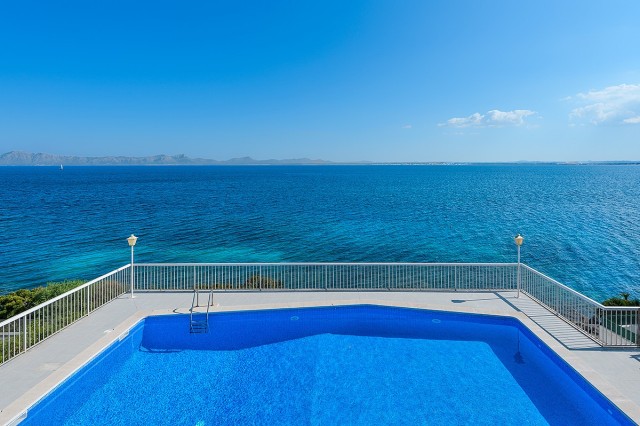 Spacious six bedroom frontline villa with stunning bay views in Alcanada