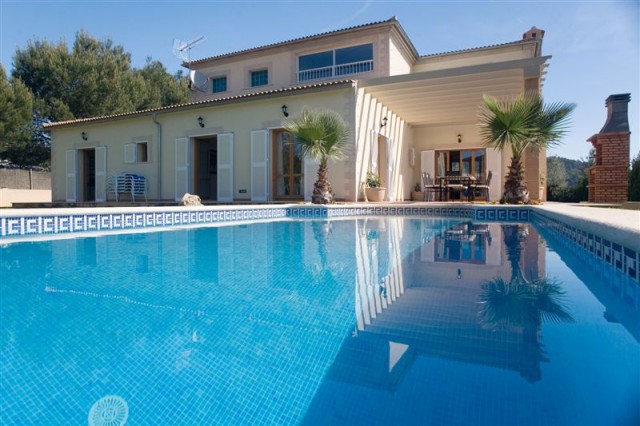 POL40258ETV Fantastic villa offering 5 bedrooms and a rental license for holiday lets in Pollensa