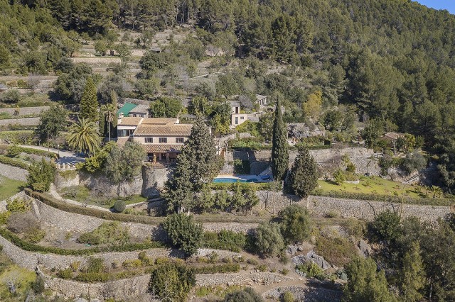 Country home with spectacular views over the countryside and mountains near Esporles