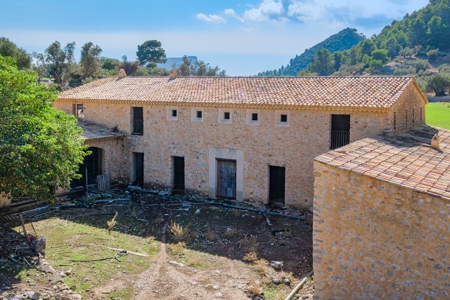 Stone-built farmhouse ready for conversion in the peaceful countryside of Orient