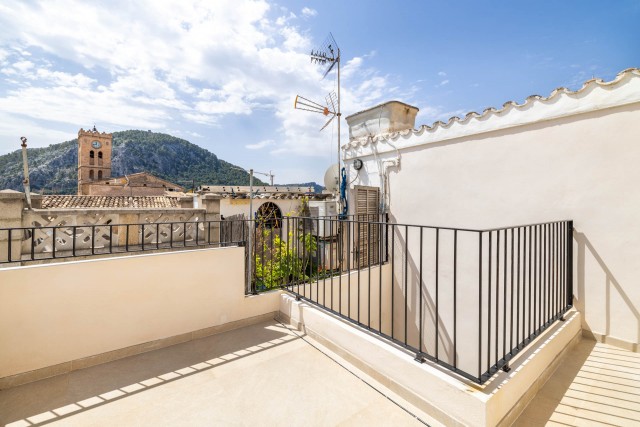 Three bedroom town house with roof terrace in the centre of Pollensa