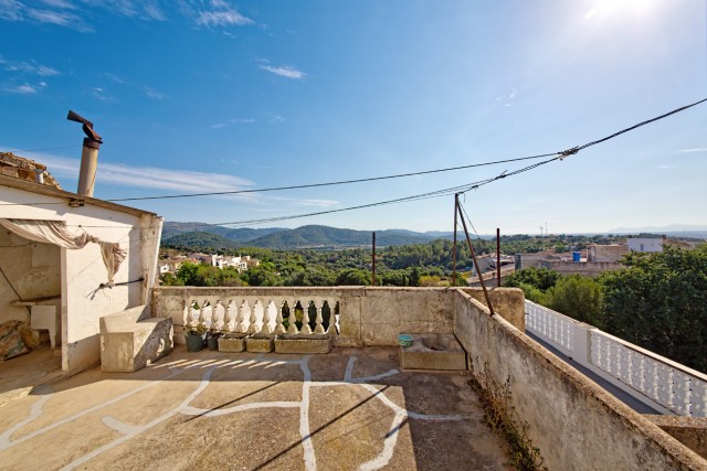 CAM20154 Spacious townhouse and exciting renovation project in the village of Campanet