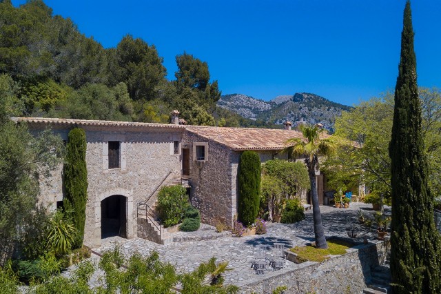 Impressive and historic country house in the mountains near the hamlet Caimari