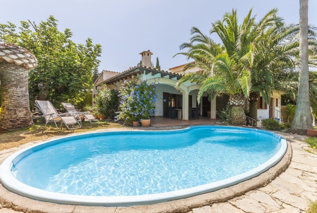 Sea view villa with lovely garden and pool, recently renovated, situated in exclusive Bon Aire