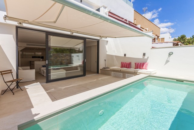 Luxurious, reformed townhouse with pool, only a few metres away from the beach in Portixol