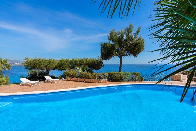 SWOCAV11628 Frontline two bedroom apartment with direct access to the sea in Cala Vinyes