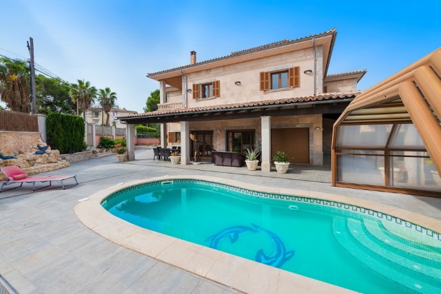 Spacious 5 bedroom villa with pool a short distance away from the beach in Can Picafort