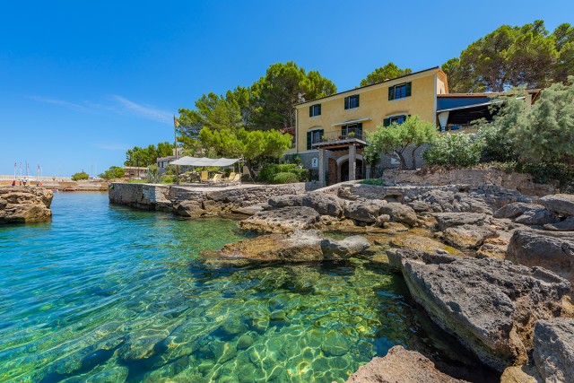 Impressive sea front villa with its own boathouse in the exclusive area of Mal Pas