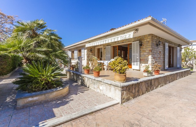 PTA40383 Wonderful beach side villa, just metres from the sea in Puerto Alcudia