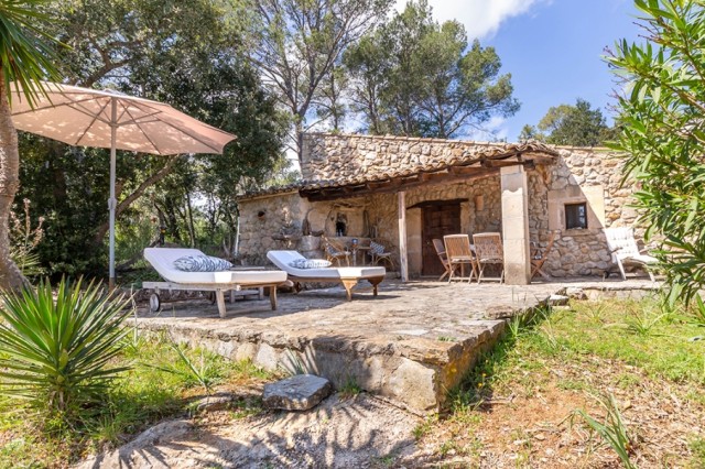 Large plot with stone cottage and excellent views bordering the golf course in Pollensa