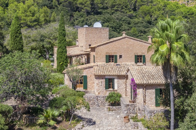 Unique country manor on a vast plot with lagoon and waterfall in Pollensa