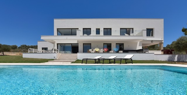 Contemporary villa with gorgeous interiors and stunning sea views in Puntiro