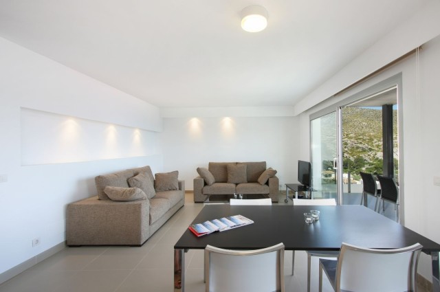 CAV11710 Modern, first floor apartment with sea views just off the beach on the north coast