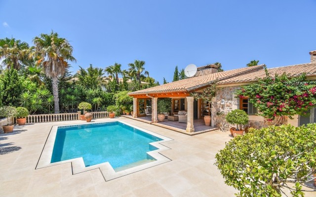 PTP40433PTP5 Characterful three bedroom villa just 150m from Llenaire beach in Puerto Pollensa